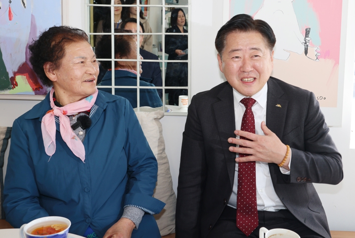 오영훈 제주도지사,“제주에선 할머니를 삼촌이라 부릅니다” 칠곡할매글꼴 주인공 할머니와 소통 나서 기사 이미지