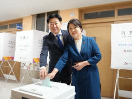 오영훈 제주도지사 투표 참여… 도민에 적극 투표 당부 기사 이미지